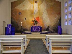 Totale mit den violetten Paramenten für die drei Prinzipalstücke vor der Altarwandgestaltung von Adi Holzer.